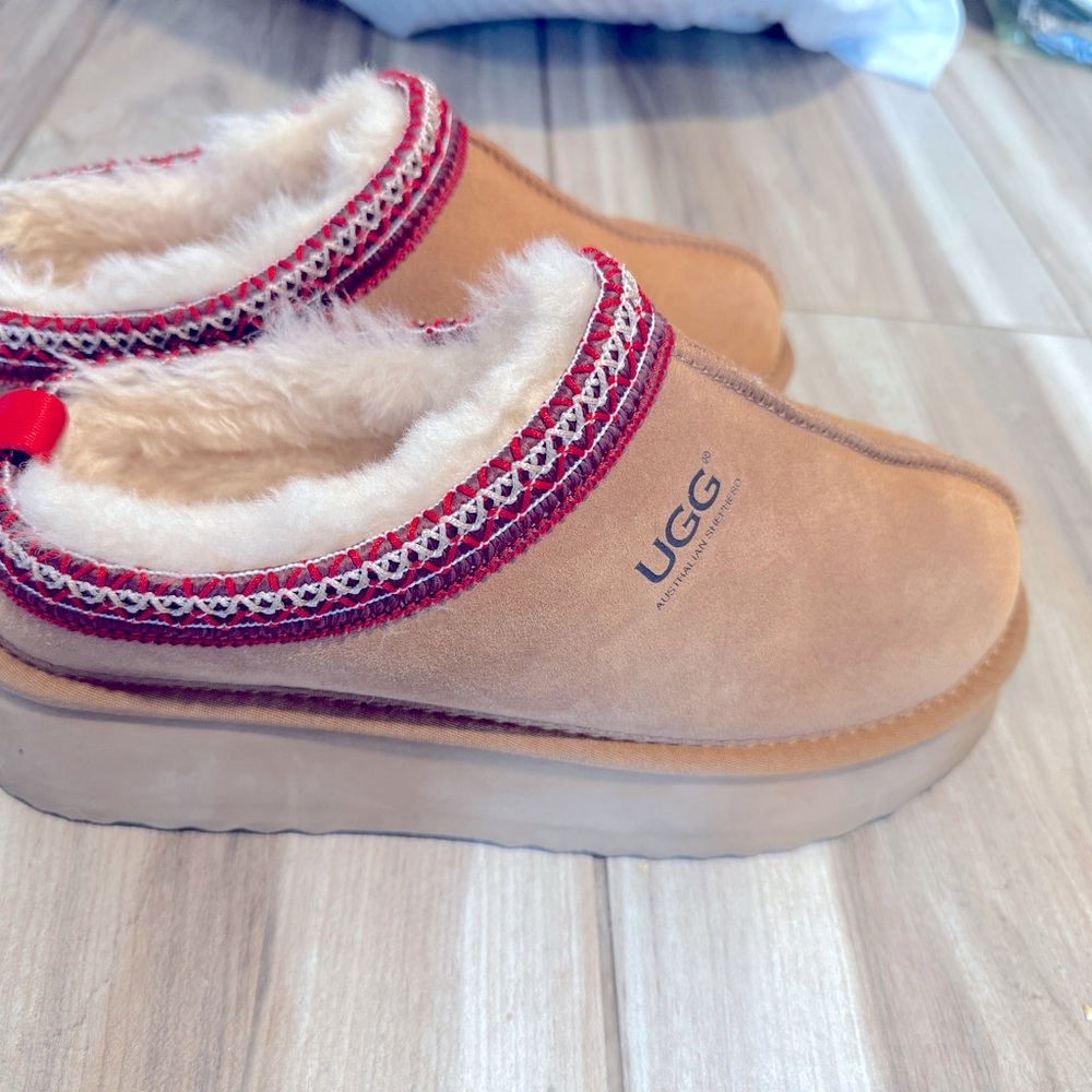 Ladies UGG US size 8. Tasman/Tazz platform. Mint condition